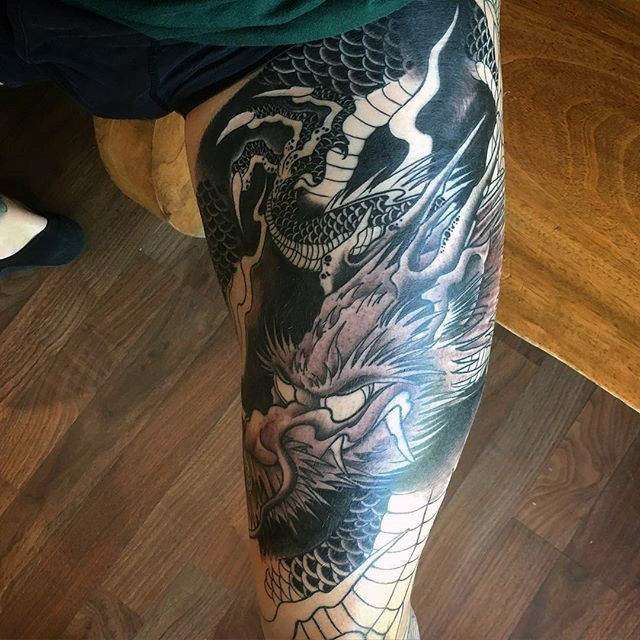 Tatuaje en el muslo - dragón japonés