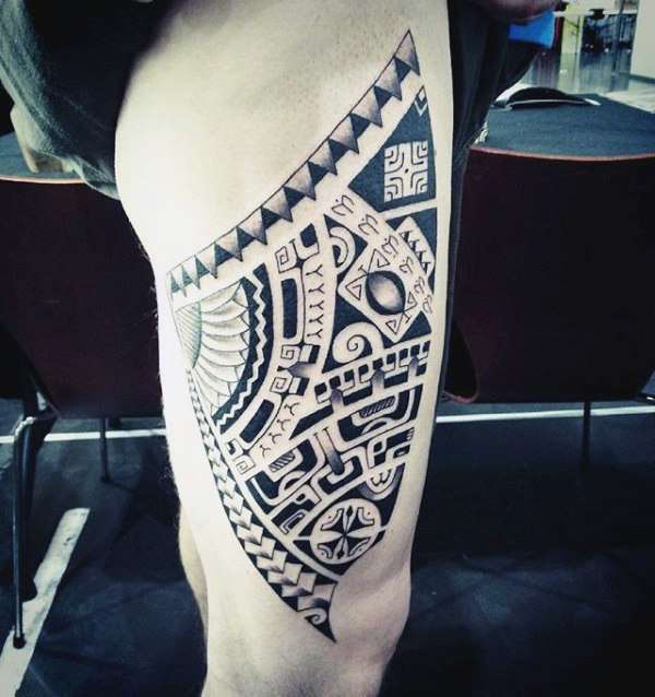 Tatuaje tribal en el muslo - lateral