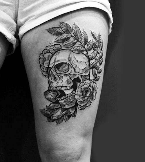 Tatuaje en el muslo - calavera con flores