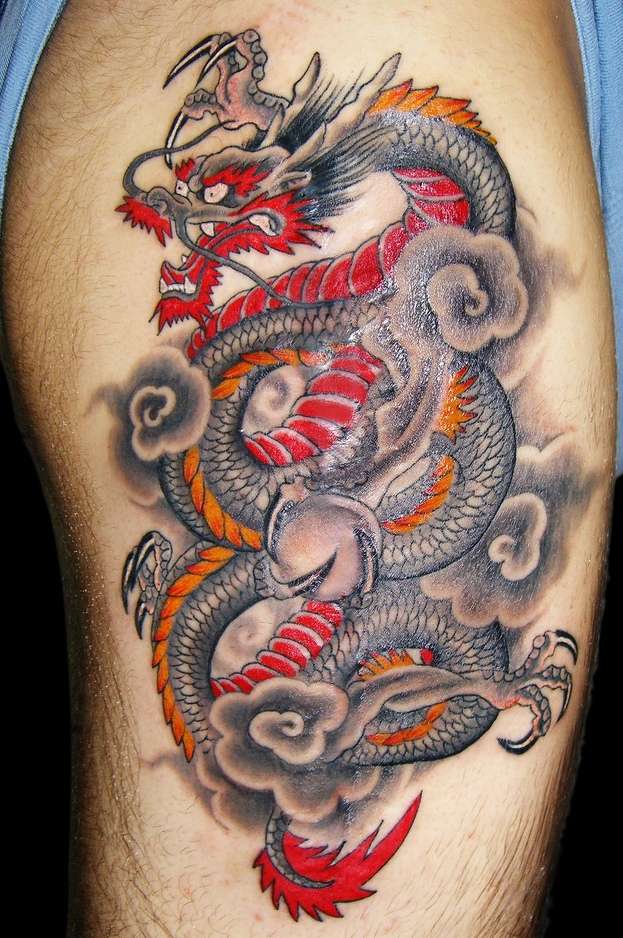 Tatuaje en el muslo - dragón japonés