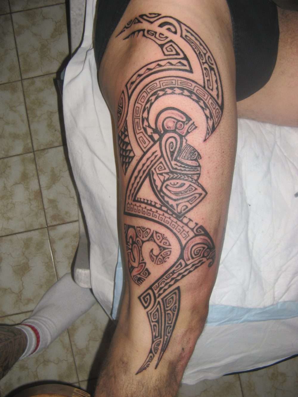 Tatuaje tribal con detalle en rojo - en el muslo