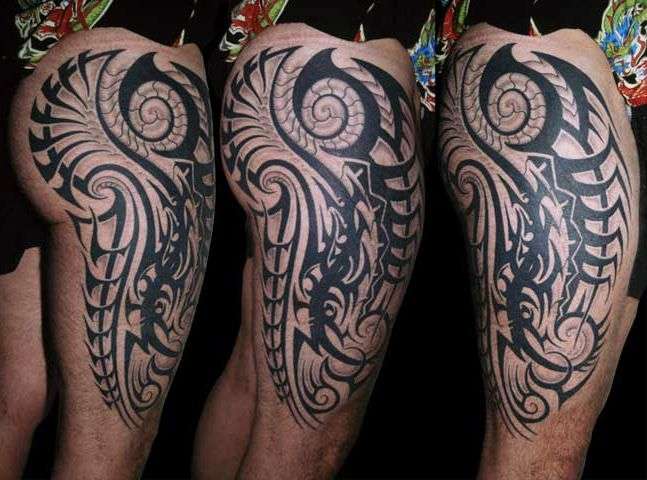Gran tatuaje tribal en el muslo