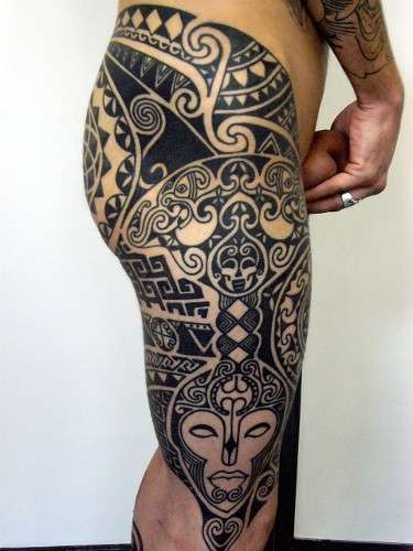 Tatuaje tribal grande en el muslo