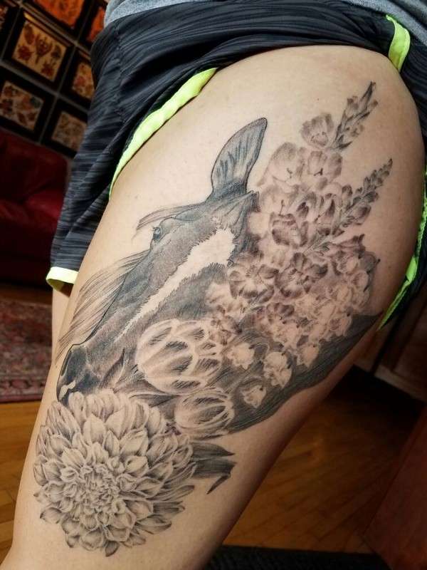 Tatuaje en el muslo - yegua y flores