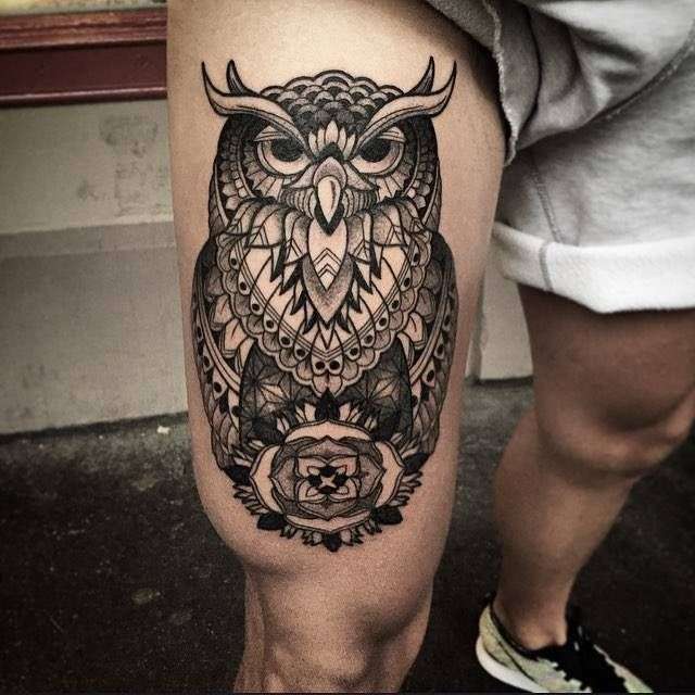 Tatuaje de búho en el muslo
