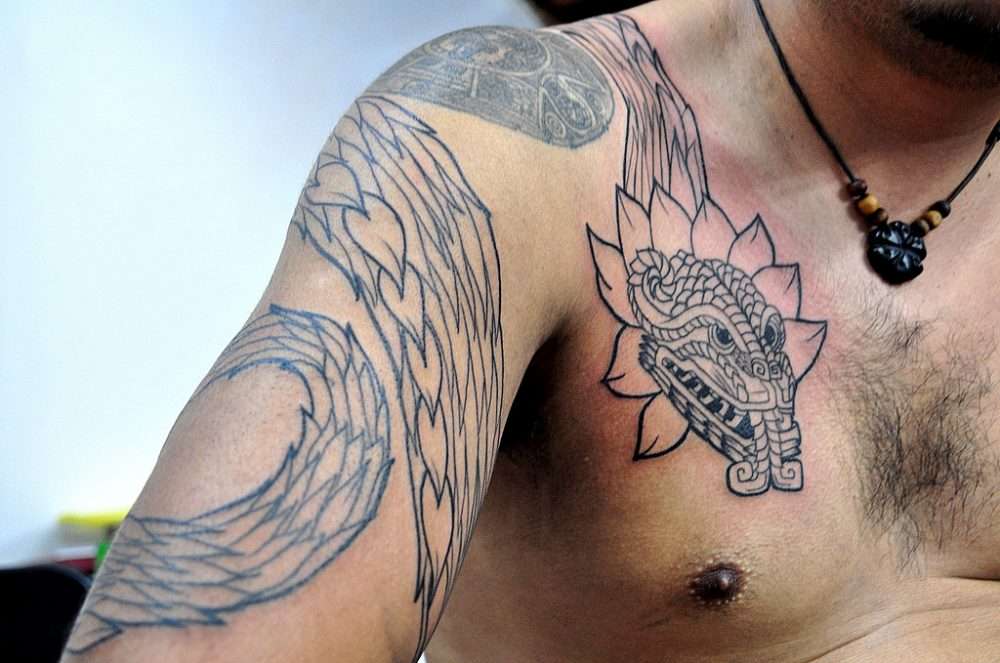 Tatuaje de Quetzalcoatl en hombro y pecho