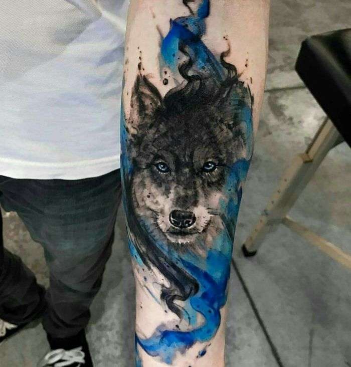 Tatuaje de lobo acuarela