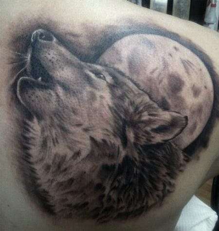 Tatuaje de lobo aullando a la luna