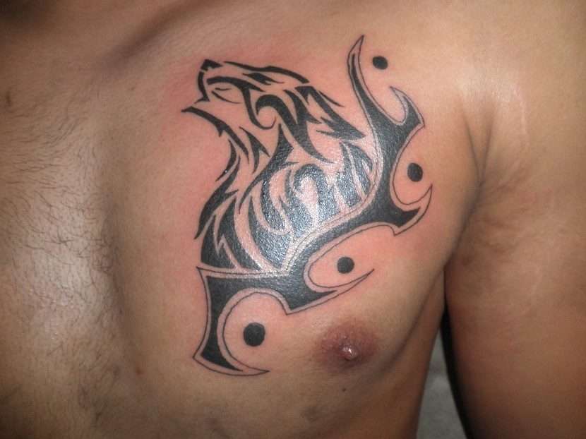 Tatuaje de lobo tribal en pecho