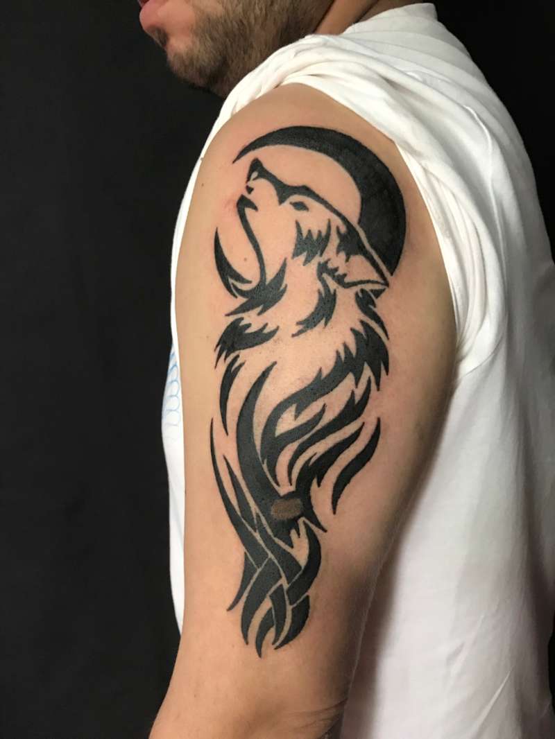 Tatuaje lobo tribal grande en brazo