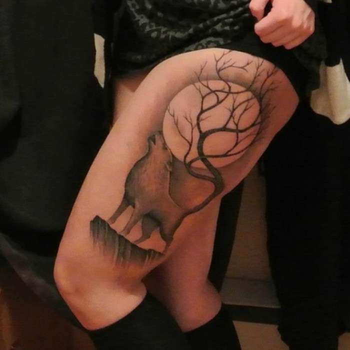 Tatuaje de lobo, árbol y luna