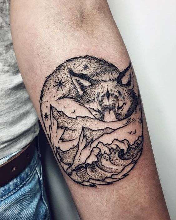 Tatuaje de lobo y montañas