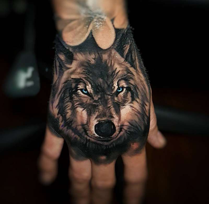 Tatuaje de lobo en mano