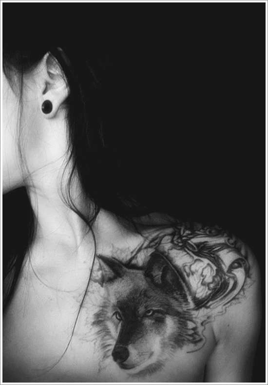 Tatuaje de lobo en blanco y negro