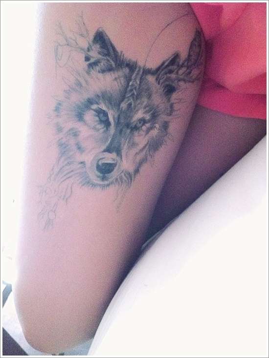 Tatuaje de lobo en muslo
