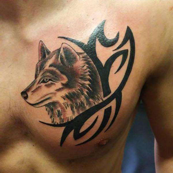 Tatuaje de lobo con líneas tribales