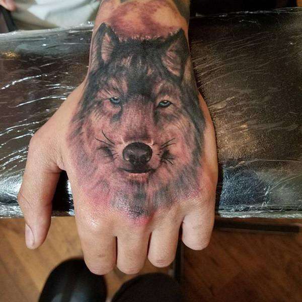 Tatuaje de lobo en la mano