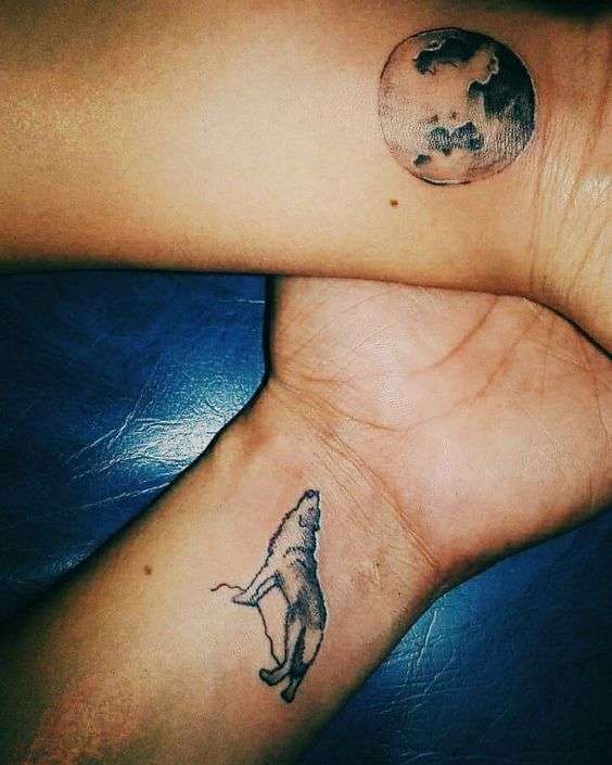 Tatuaje de lobo y luna en muñeca
