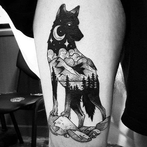Tatuaje silueta de lobo con paisaje nocturno