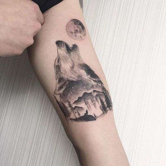 Tatuaje de lobo aullando, muy realista