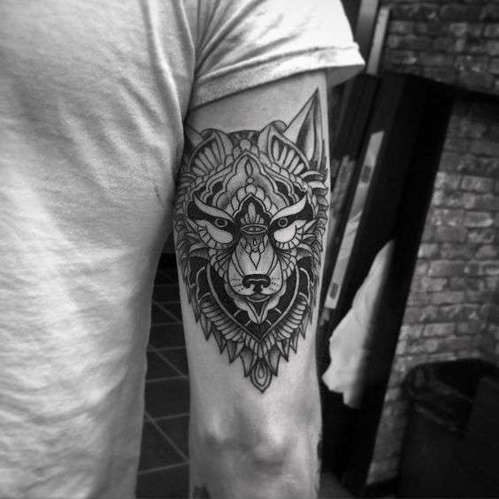 Tatuaje de lobo en blanco y negro