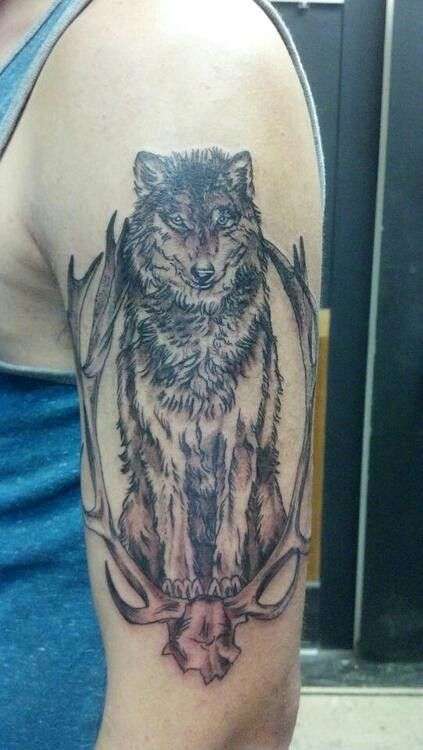 Tatuaje de lobo sobre cornamenta