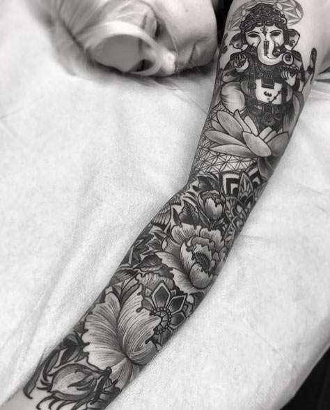 Tatuaje de manga con elefante y flores