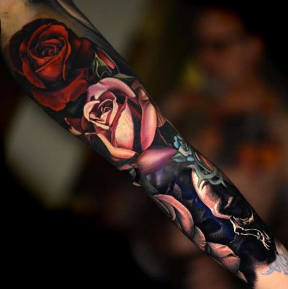 Tatuaje de manga con rosas de colores