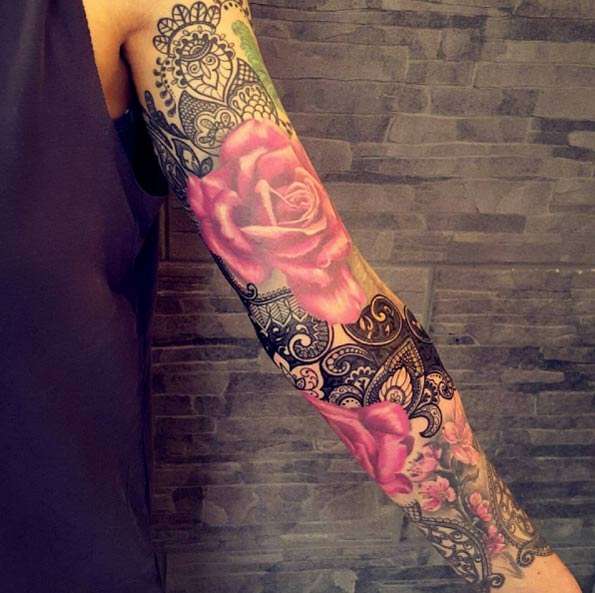 Tatuaje de manga para mujer con rosas