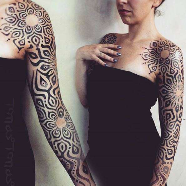 Tatuaje de manga para mujer - flores geométricas