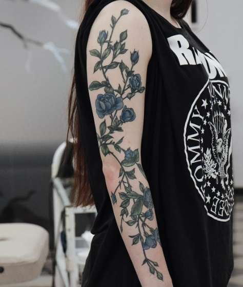 Tatuaje de manga con rosas azules