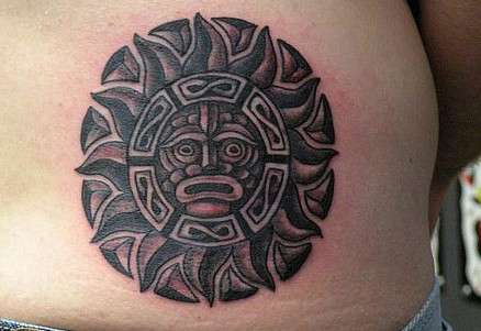 Tatuaje de sol azteca gris