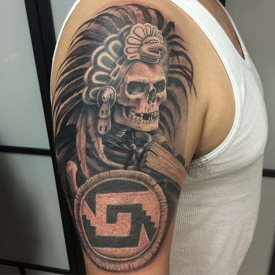 Tatuaje de calavera azteca en el brazo