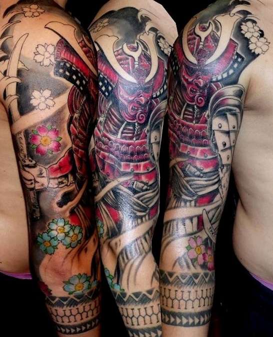 Tatuaje de manga samurai rojo