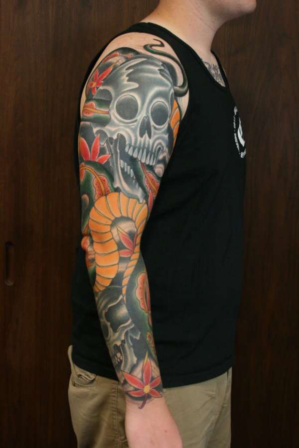 Tatuaje de manga con calavera y flores