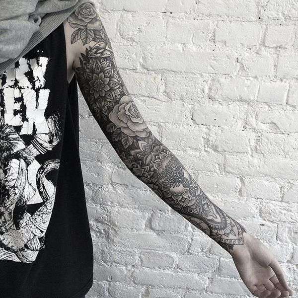 Tatuaje de manga flores en blanco y negro