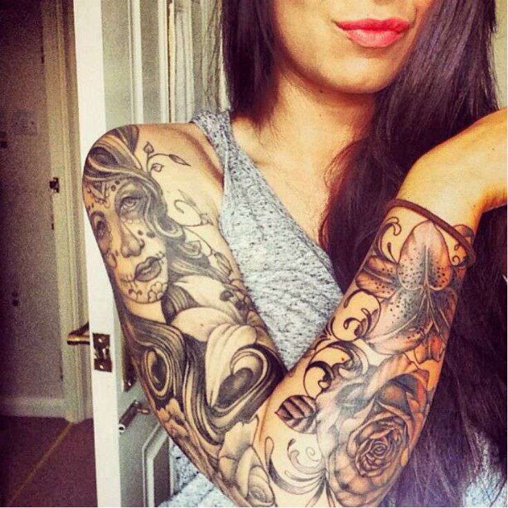 Tatuaje de manga mujer y flores