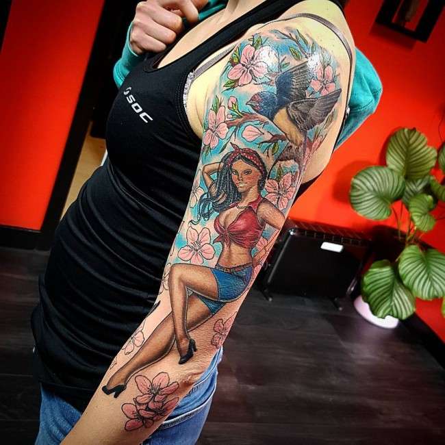 Tatuaje de manga con chica en colores