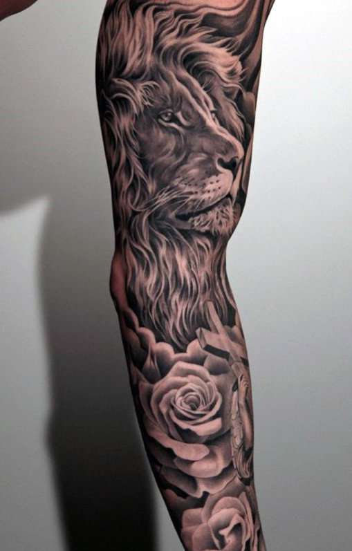 Tatuaje de manga león y rosas