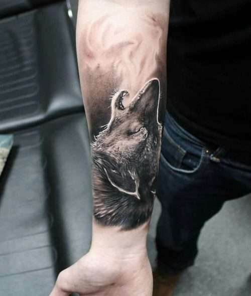 Tatuaje de lobo aullando en antebrazo
