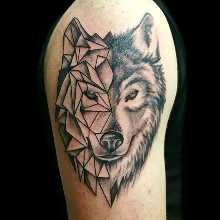 Tatuaje de lobo mitad geométrico mitad realista