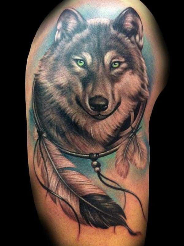 Tatuaje de lobo en atrapasueños