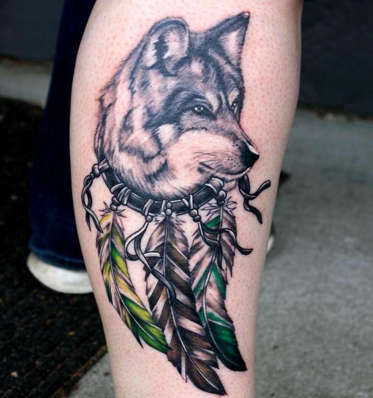 Tatuaje de lobo y atrapasueños