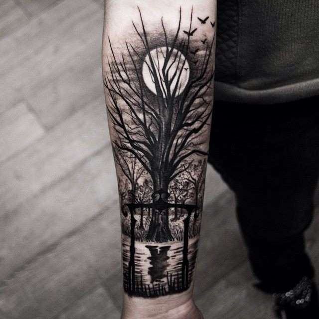 Tatuaje de árbol en paisaje nocturno