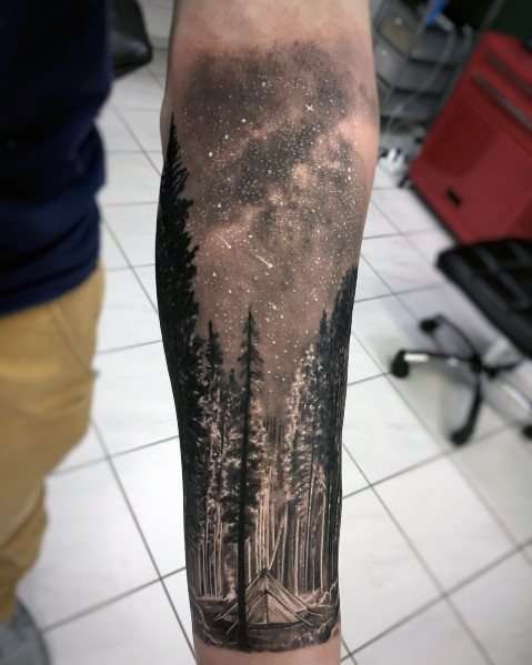 Tatuaje de árbol con cielo nocturno