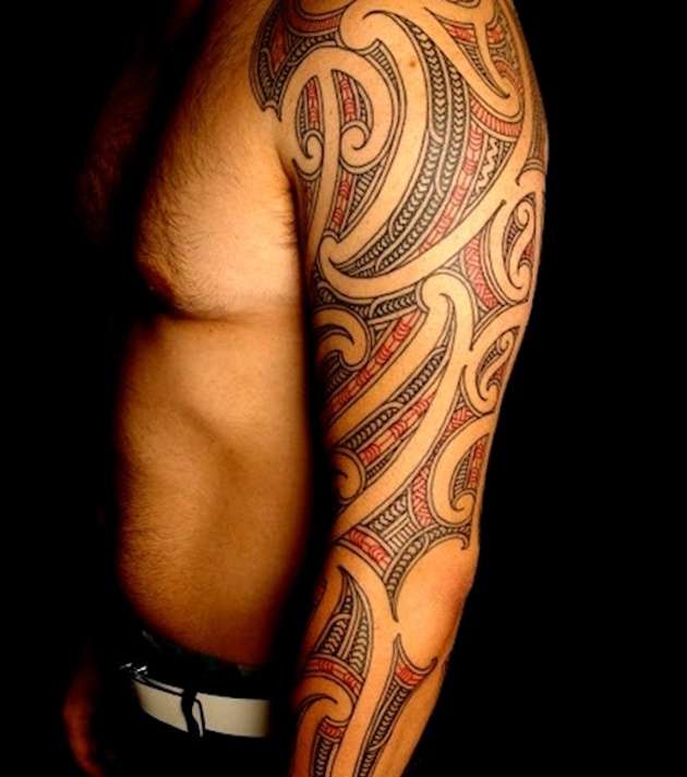 Tatuaje de manga tribal con rojo