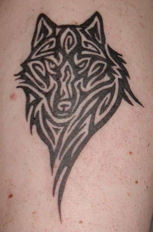 Tatuaje de lobo tribal sencillo