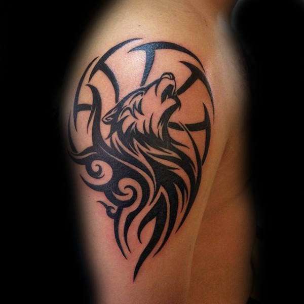 Tatuaje de lobo tribal y luna