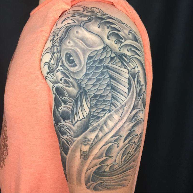 Tatuaje de pez koi gris