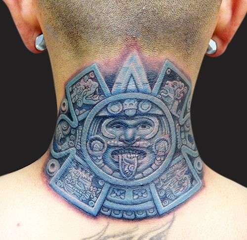 Tatuaje de calendario azteca azul en la nuca